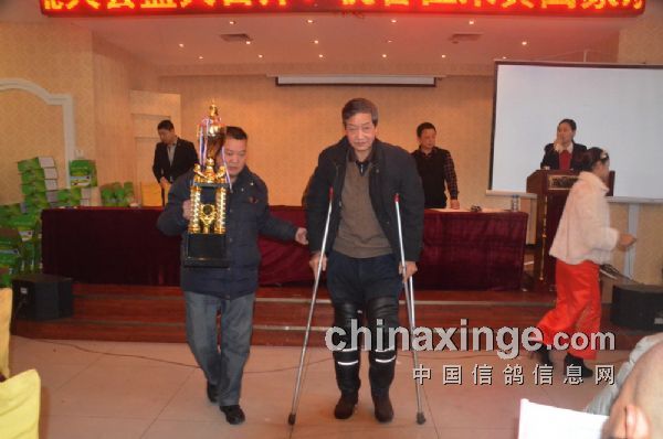 ˫����ʿһ��ṫ��˹�(ͼ)