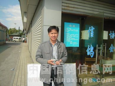 亚军鸽友手握爱鸽