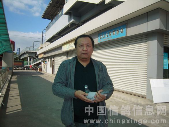 六名汤振宇手持爱鸽