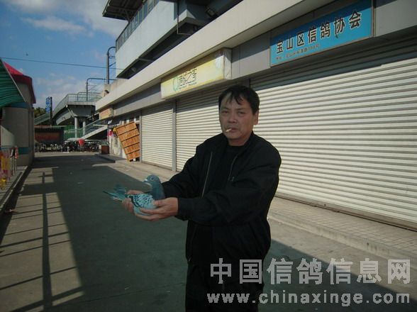 十名鸽友手持赛鸽