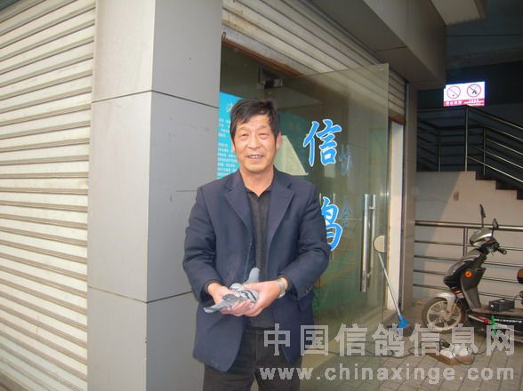 八名周修忠在鸽会留影