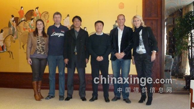 开尔集团贵宾接待厅合影