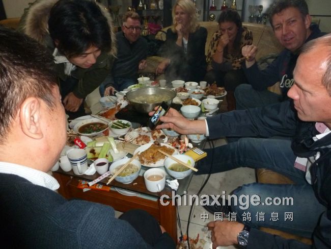 杨胡曼斯用手机上的图片展示家人的美丽与风采